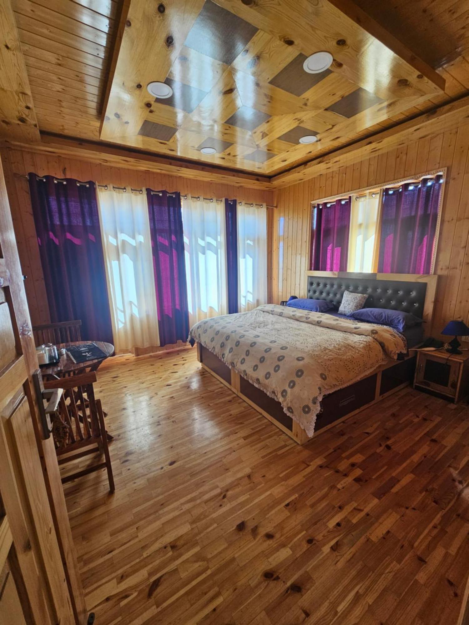 The Alpinist Cafe And Retreat Hotel Каза Стая снимка