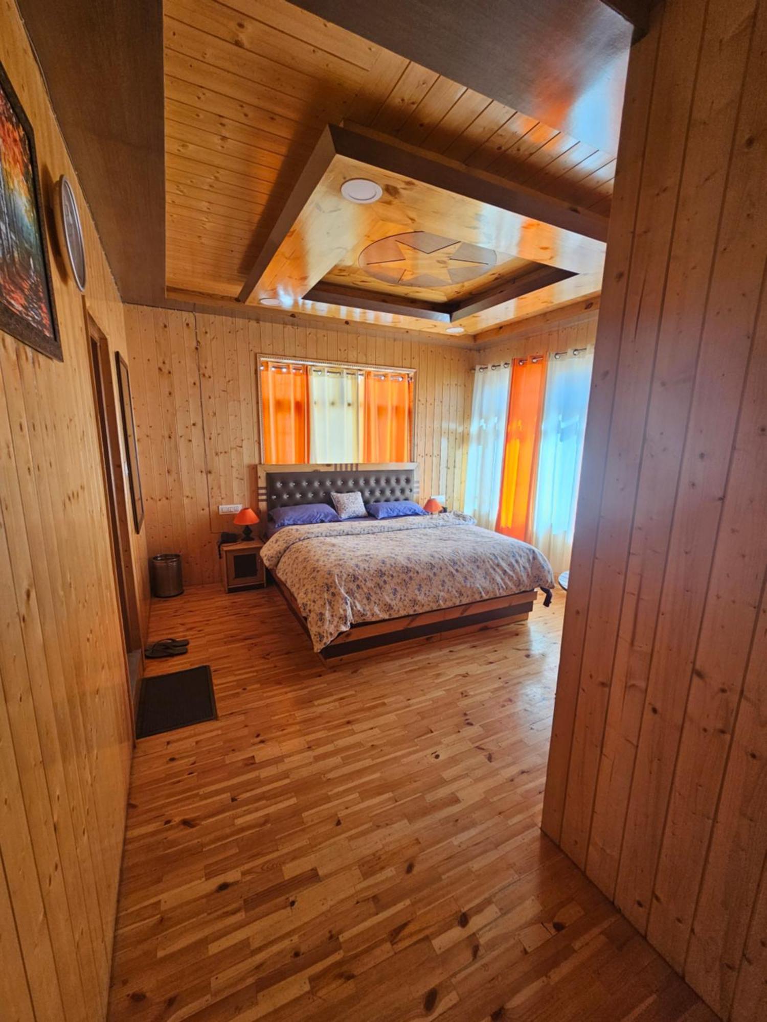 The Alpinist Cafe And Retreat Hotel Каза Стая снимка