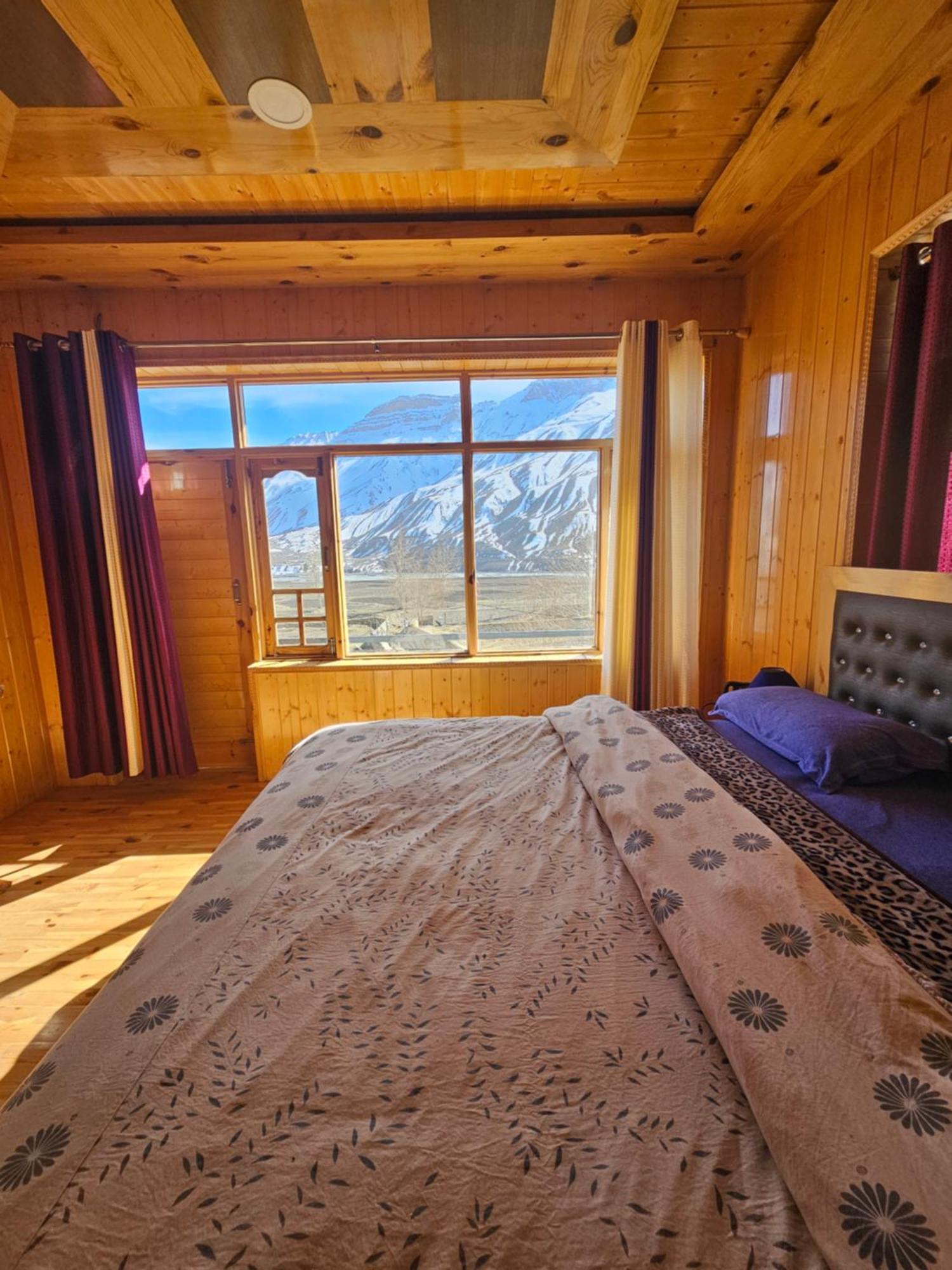 The Alpinist Cafe And Retreat Hotel Каза Стая снимка