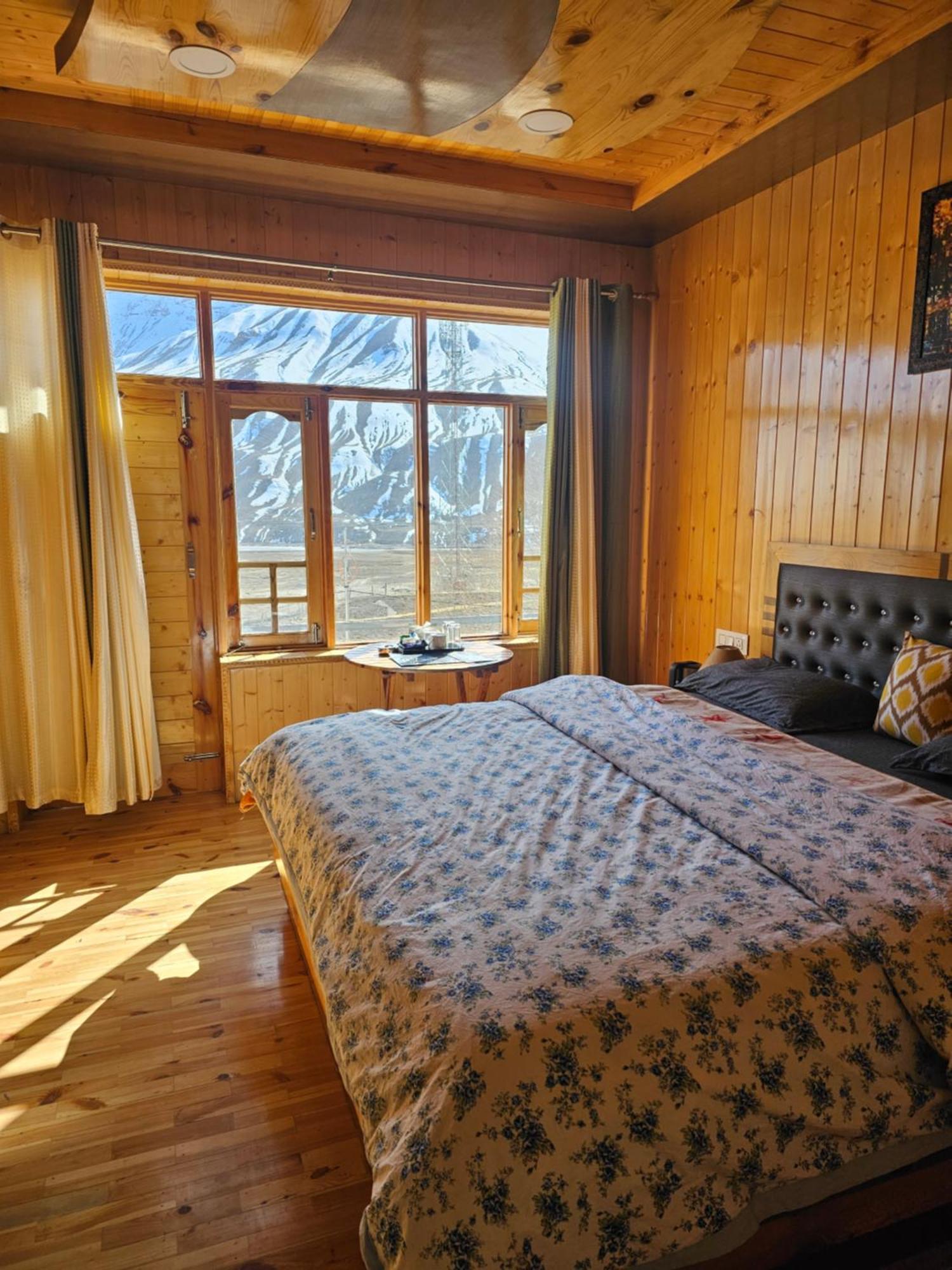 The Alpinist Cafe And Retreat Hotel Каза Стая снимка