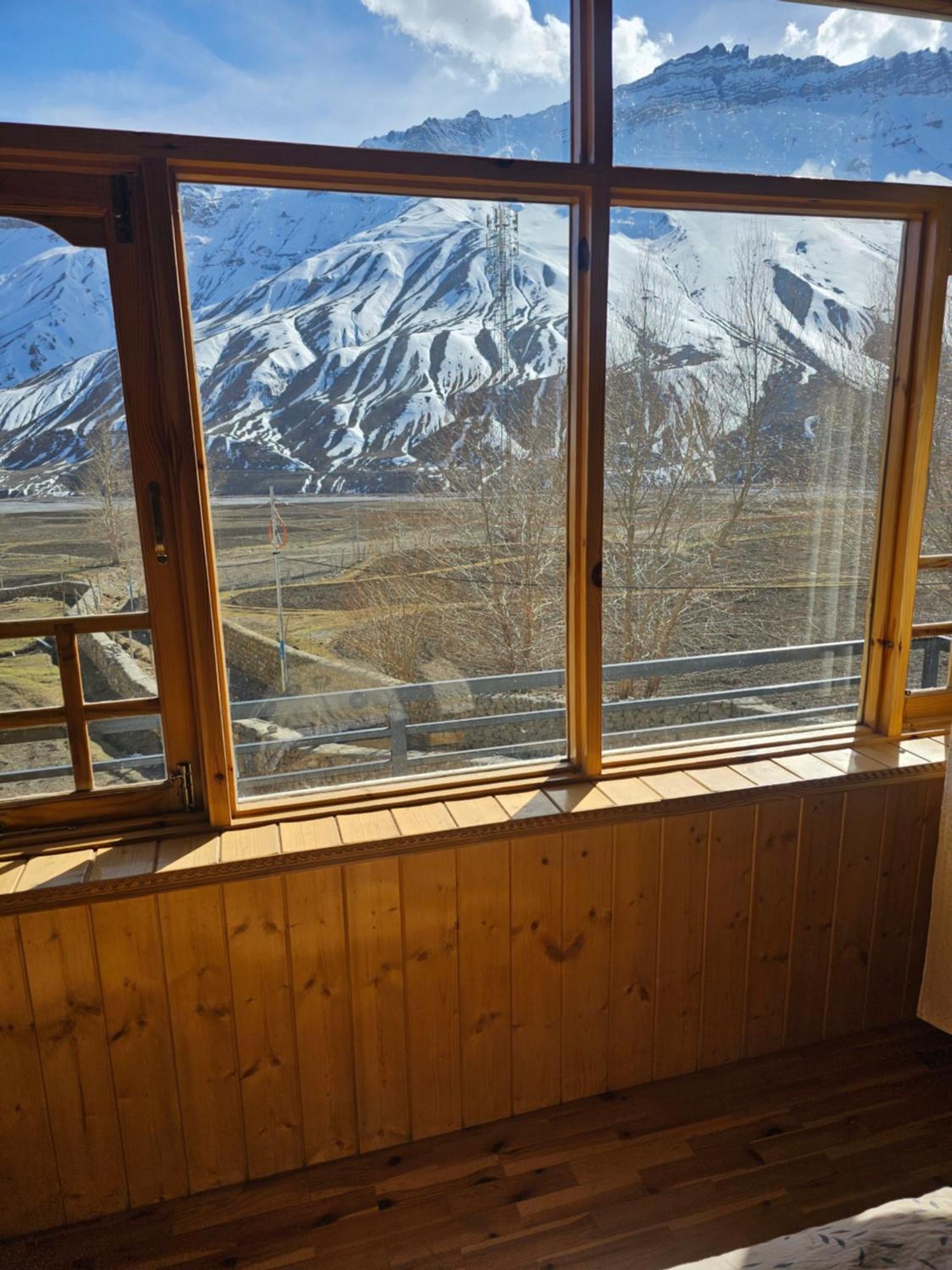 The Alpinist Cafe And Retreat Hotel Каза Стая снимка
