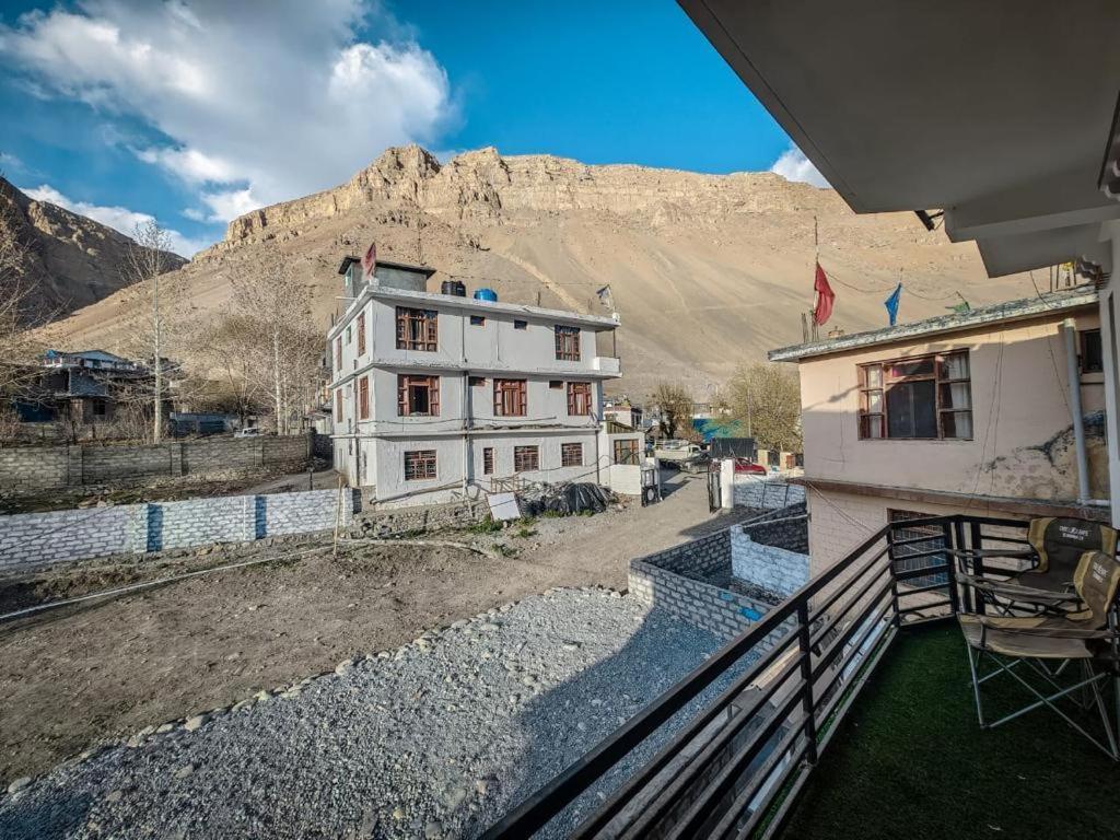 The Alpinist Cafe And Retreat Hotel Каза Стая снимка