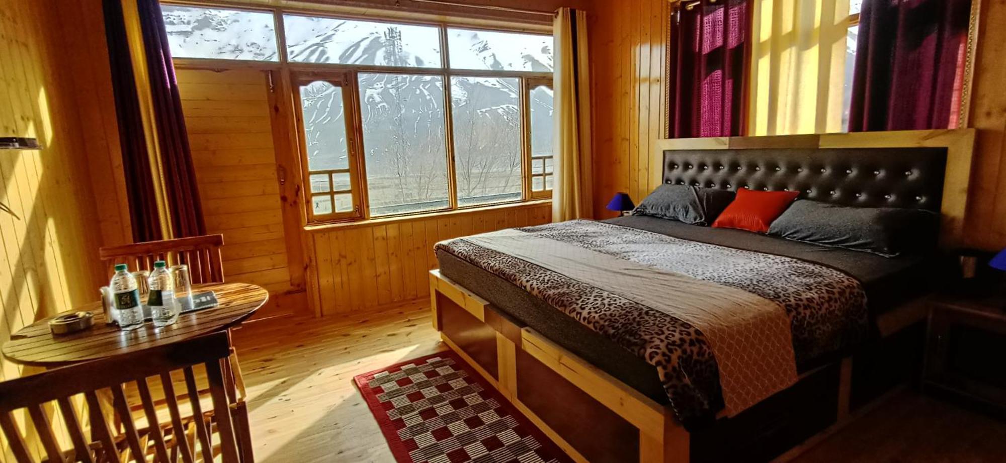 The Alpinist Cafe And Retreat Hotel Каза Стая снимка